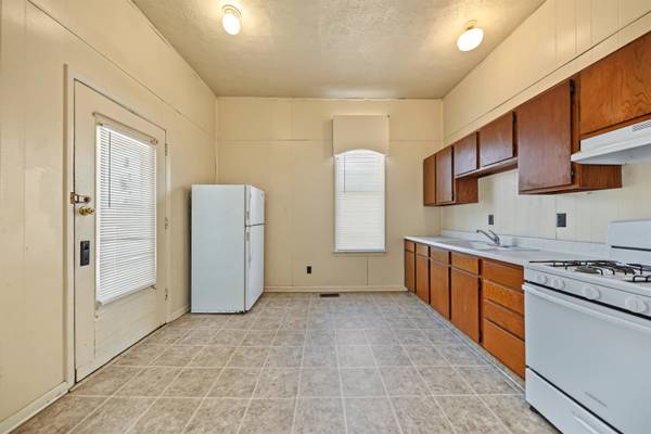 109 S Front St, Salina, KS 67401