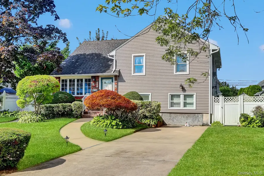 948 Simon PL, Wantagh, NY 11793