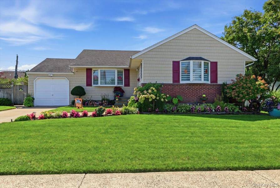 809 Garden DR, Franklin Square, NY 11010