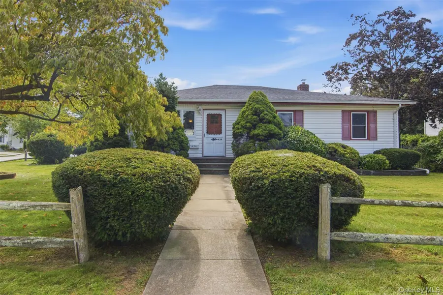 439 9th ST, West Babylon, NY 11704