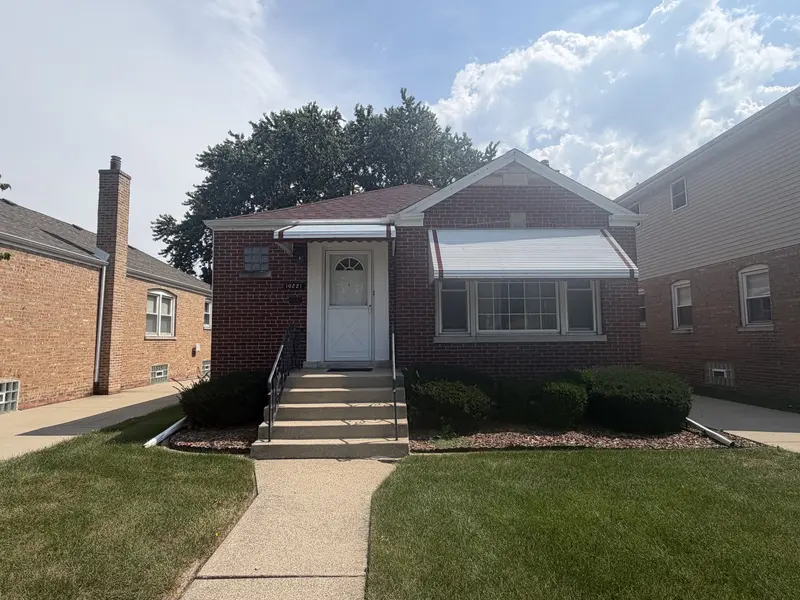 10221 S Trumbull AVE, Evergreen Park, IL 60805