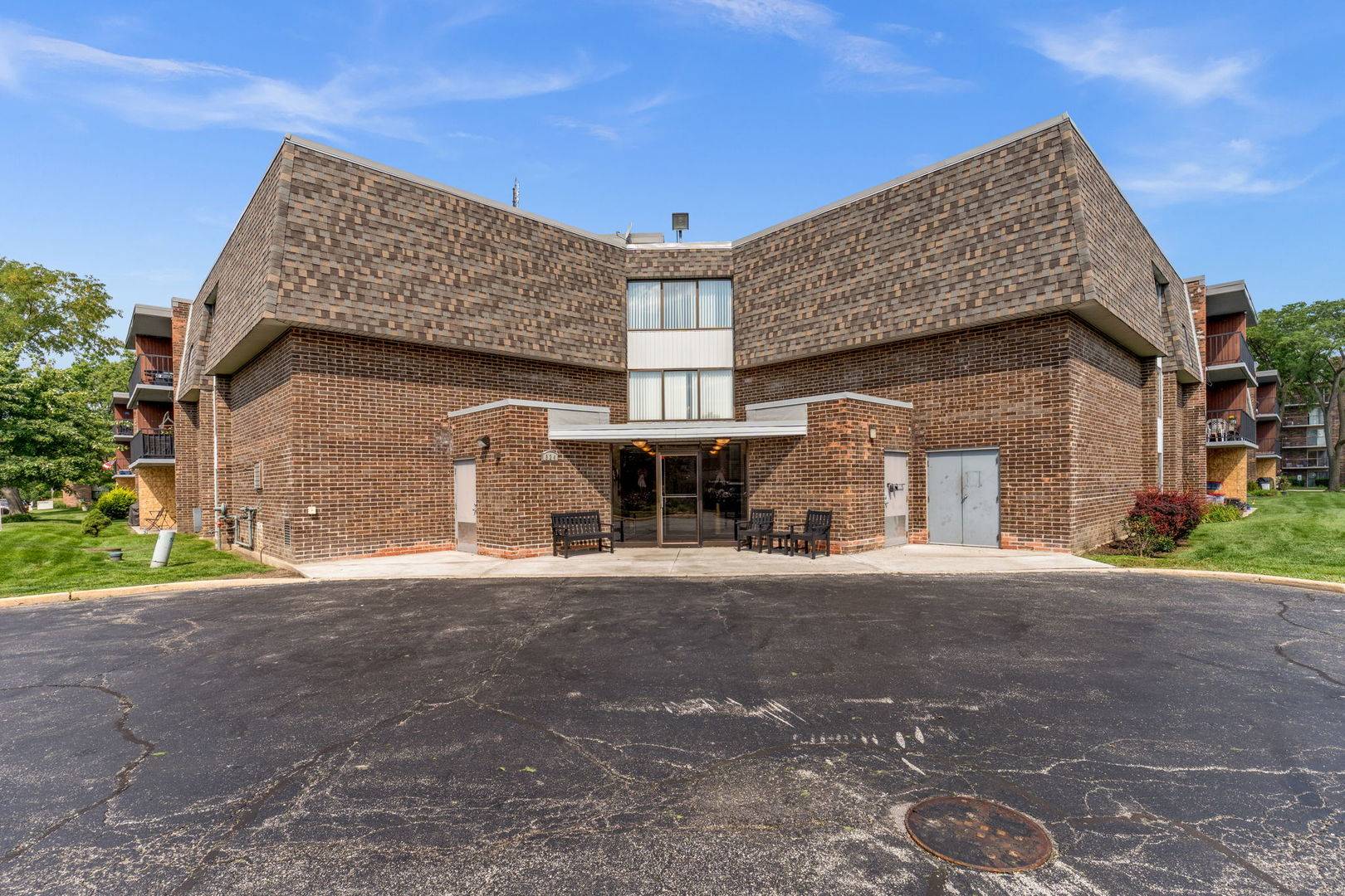 924 S Lake CT #105, Westmont, IL 60559