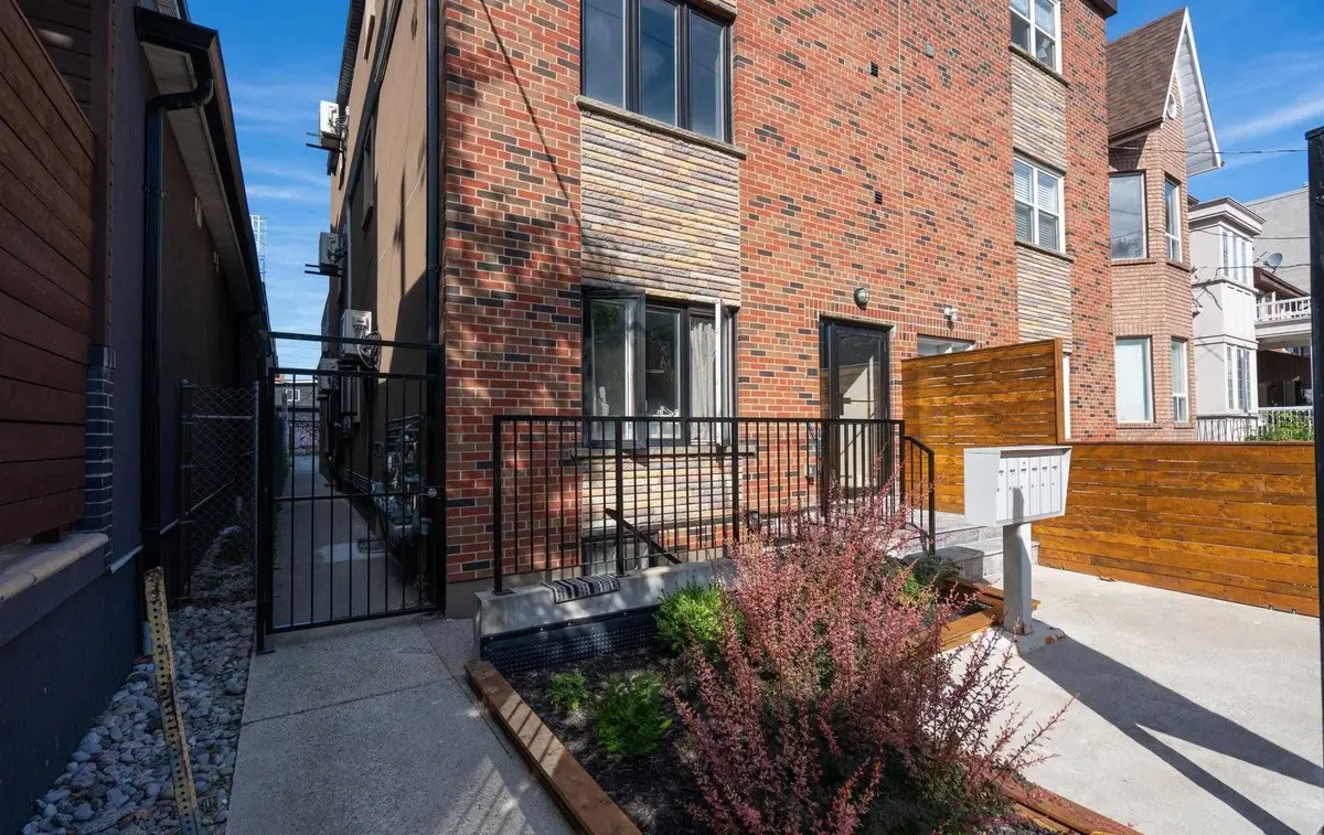 62 Lippincott ST #1, Toronto C01, ON M5T 2R5