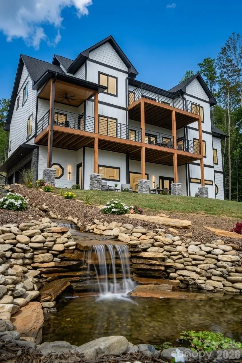 74 Jeranna RD, Mills River, NC 28759