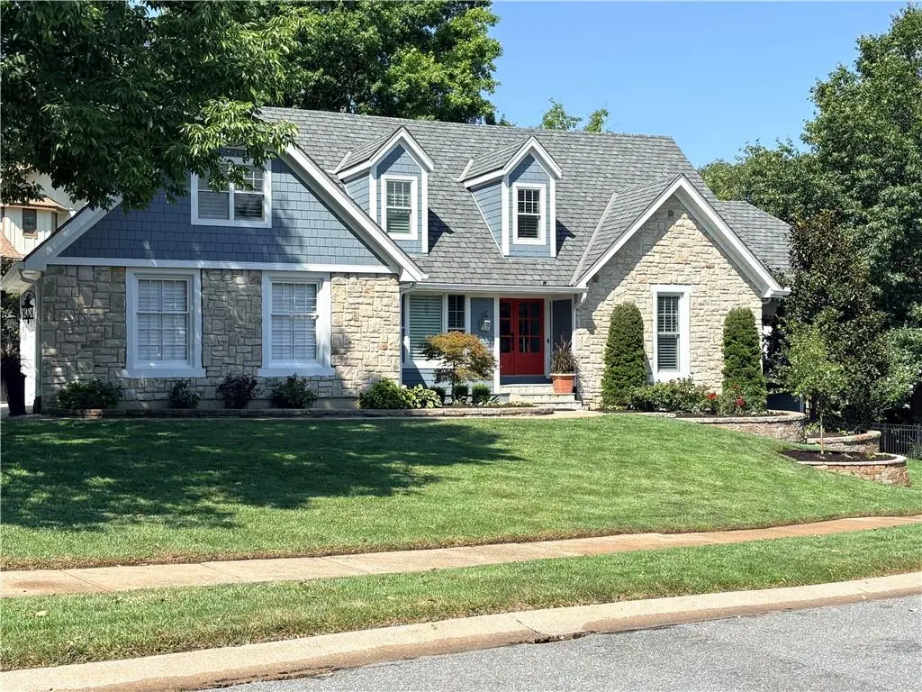 10600 W 108th TER, Overland Park, KS 66210