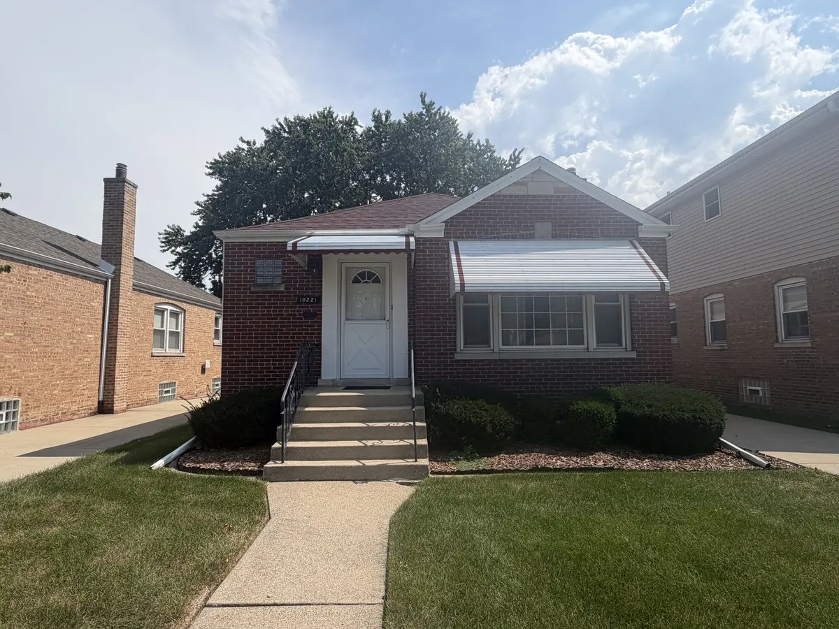10221 S Trumbull AVE, Evergreen Park, IL 60805