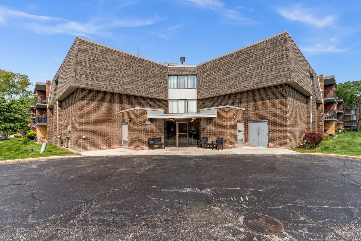 924 S Lake CT #105, Westmont, IL 60559