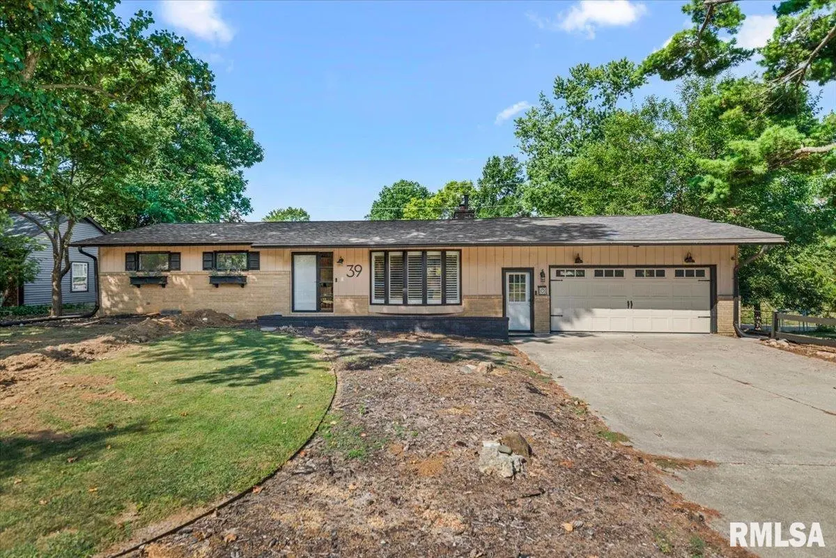 39 CRESTVIEW DR, Chatham, IL 62629