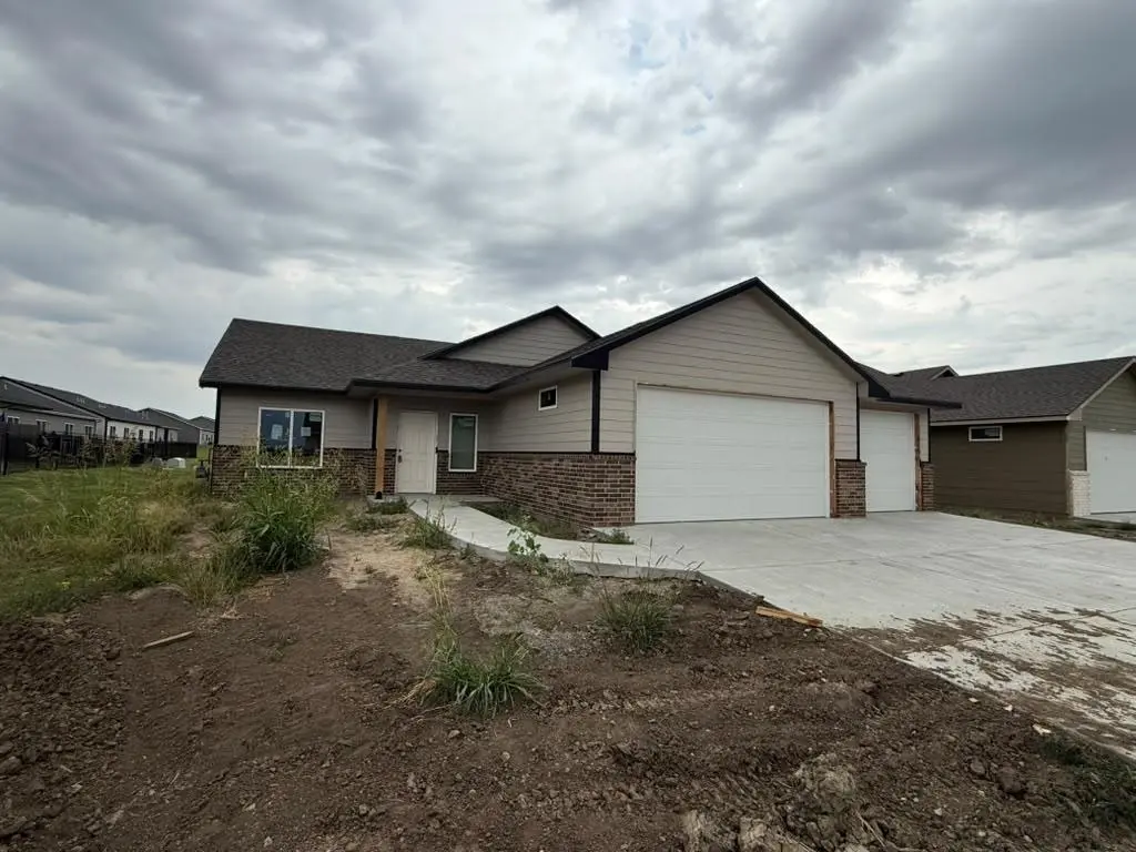 8956 E Joshua St, Bel Aire, KS 67226