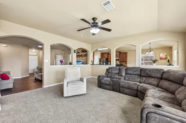 300 Hendelson LN, Hutto, TX 78634