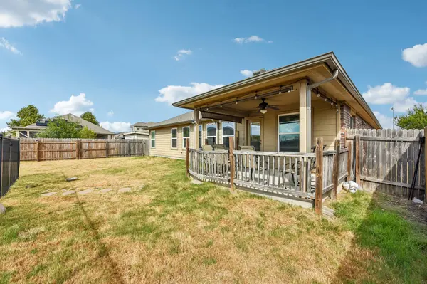 300 Hendelson LN, Hutto, TX 78634