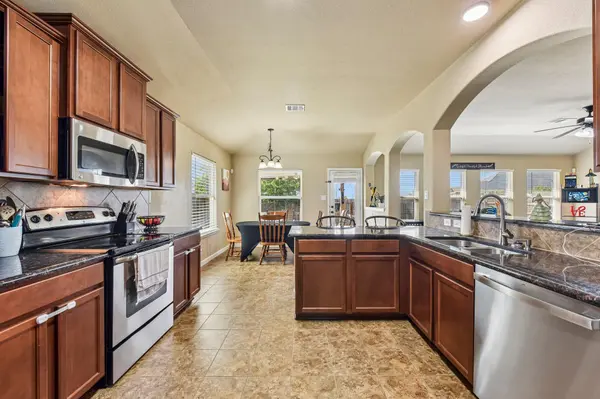 300 Hendelson LN, Hutto, TX 78634