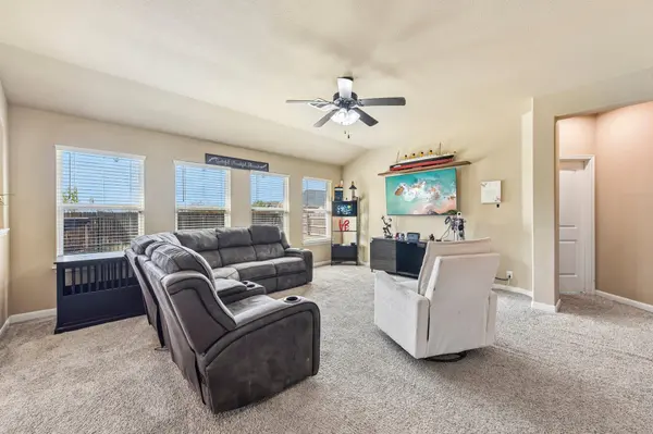 300 Hendelson LN, Hutto, TX 78634