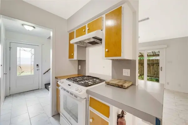 2806 Skyway CIR #101, Austin, TX 78704