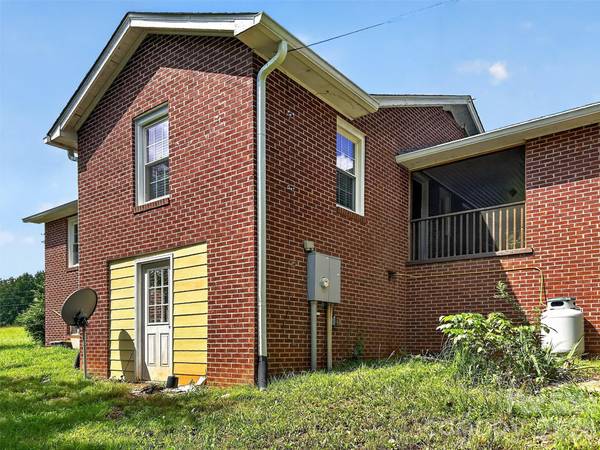 683 McDaniel RD, Lake Lure, NC 28746