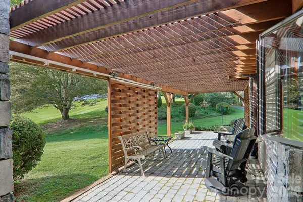 212 Rocky Meadow LN, Etowah, NC 28729