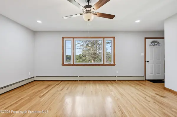 102 Division ST, Greenfield Twp, PA 18407