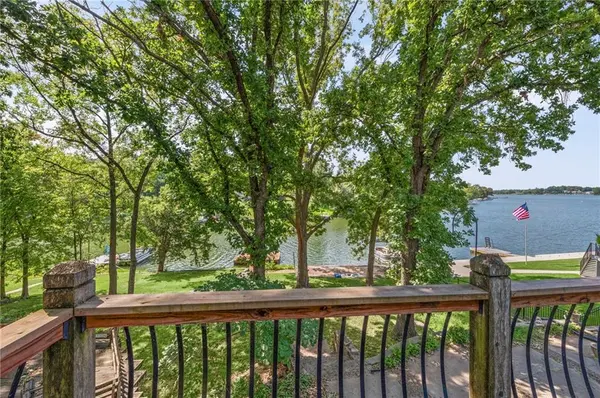 9609 NW 77th TER, Weatherby Lake, MO 64152