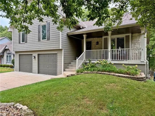 1517 NE Deer CT, Lee's Summit, MO 64086