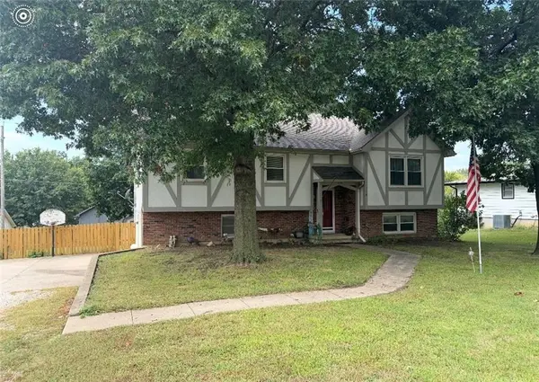 110 S Village ST, Tonganoxie, KS 66086