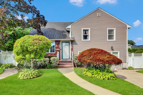 948 Simon PL, Wantagh, NY 11793