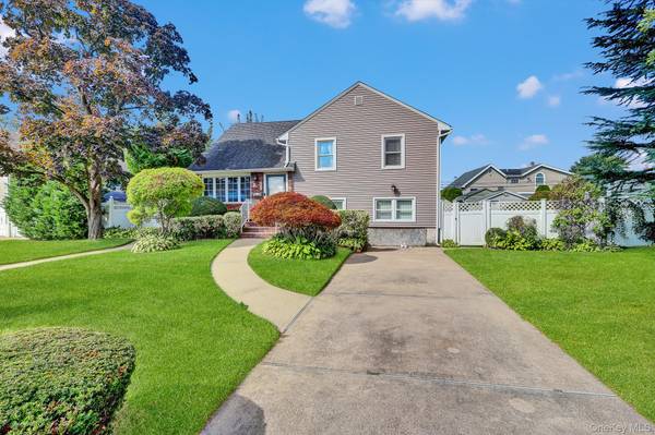 948 Simon PL, Wantagh, NY 11793