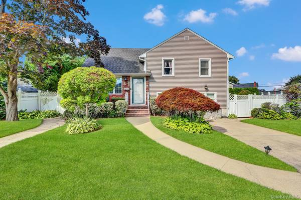 948 Simon PL, Wantagh, NY 11793