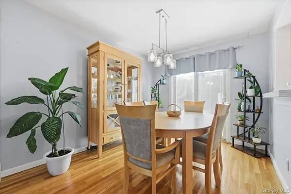 809 Garden DR, Franklin Square, NY 11010