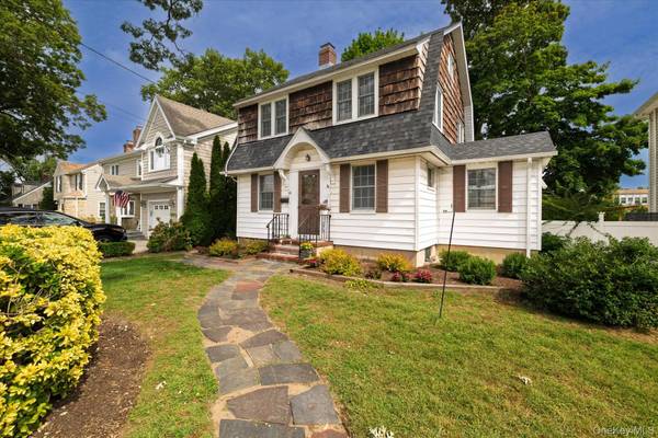 60 Ogston TER, Malverne, NY 11565