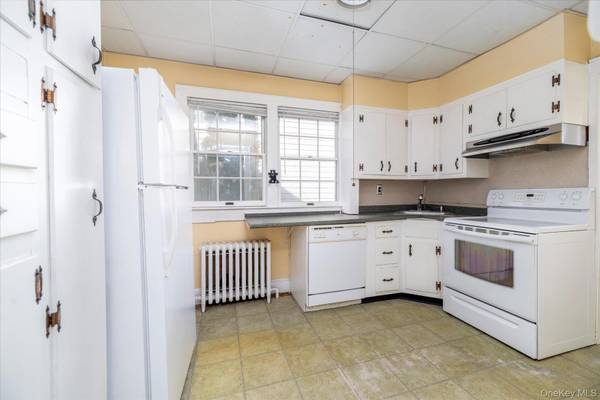 60 Ogston TER, Malverne, NY 11565