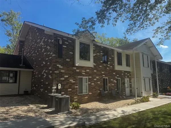 8 Denver CT #8D, Coram, NY 11727