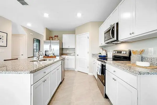 2030 MAPLE RIDGE DR, Zellwood, FL 32798
