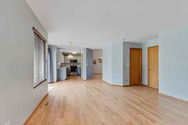 656 Kingsbrooke XING, Bolingbrook, IL 60440