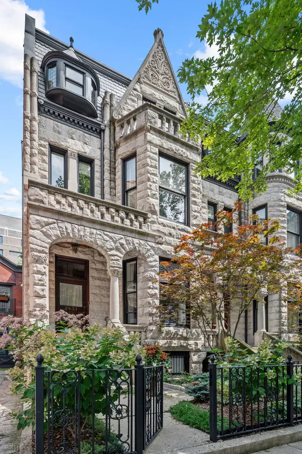 2831 N Pine Grove AVE, Chicago, IL 60657