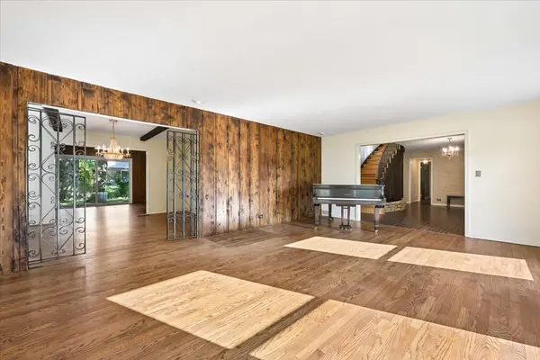 937 Sutton DR, Northbrook, IL 60062
