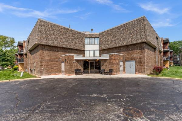 924 S Lake CT #105, Westmont, IL 60559