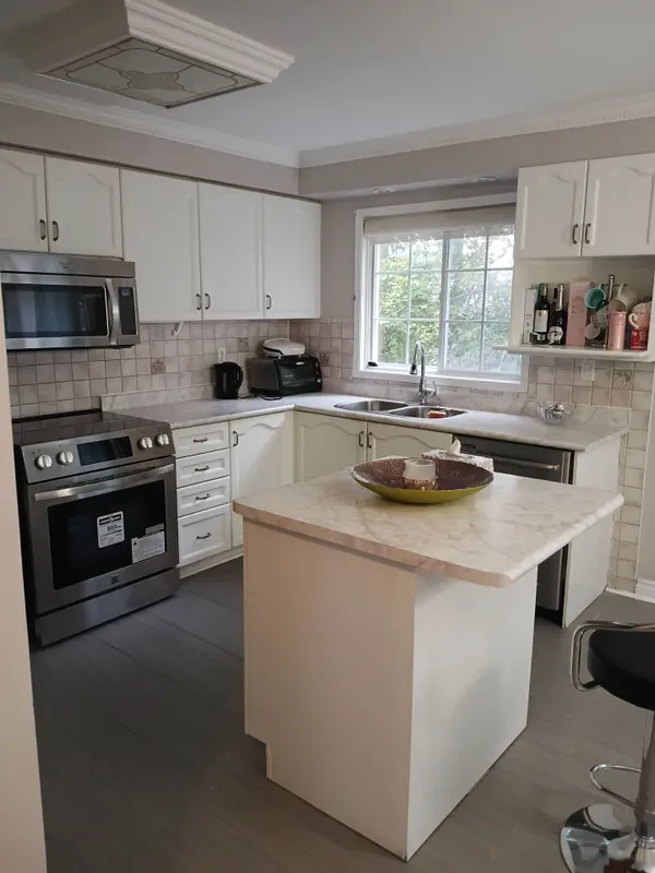 82 Mosaics AVE, Aurora, ON L4G 7L5