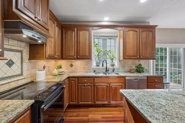 15016 Viewcrest LN, Burnsville, MN 55306