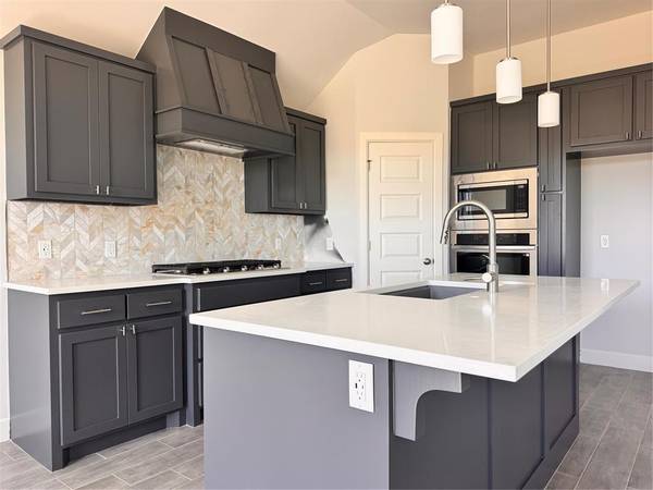 1324 Colonial AVE, Tuttle, OK 73089