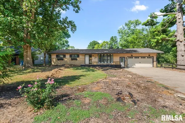 39 CRESTVIEW DR, Chatham, IL 62629