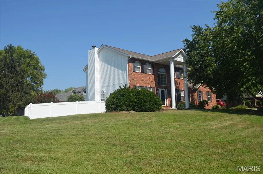 121 E Willow Bend DR, Glen Carbon, IL 62034