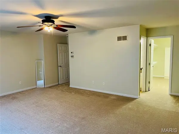 3781 Southern Manor DR, St Louis, MO 63125