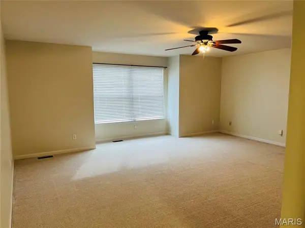 3781 Southern Manor DR, St Louis, MO 63125