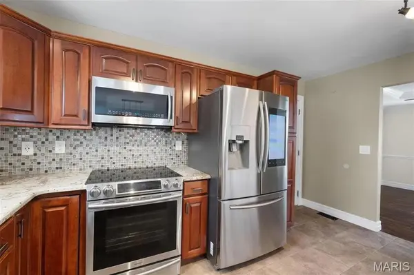 121 E Willow Bend DR, Glen Carbon, IL 62034