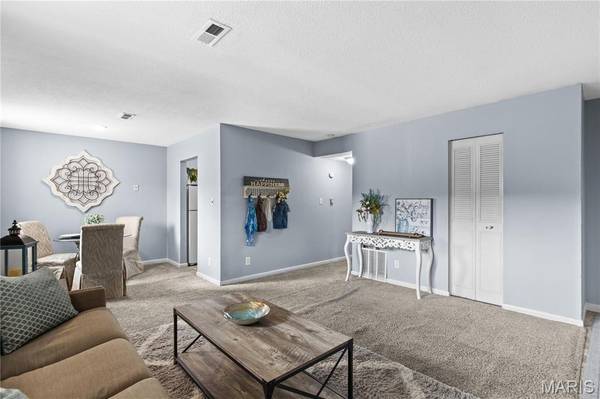 1941 Gascony Parc DR #1941, Lake St Louis, MO 63367