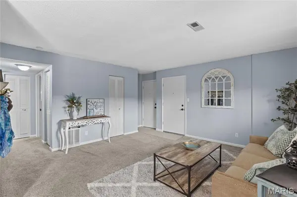 1941 Gascony Parc DR #1941, Lake St Louis, MO 63367