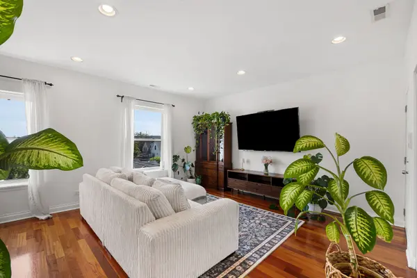 3435 W Berteau AVE #3C, Chicago, IL 60618