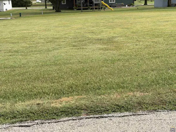 Apache St, New Strawn, KS 66839