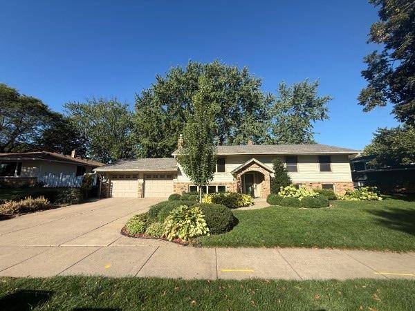 2749 Hilltop CT, North Saint Paul, MN 55109