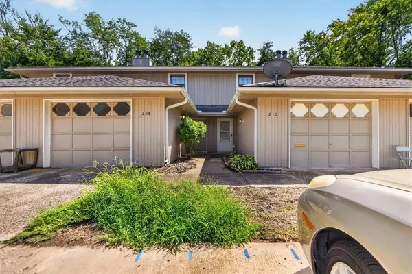 210 NW Nottingham DR, Blue Springs, MO 64014